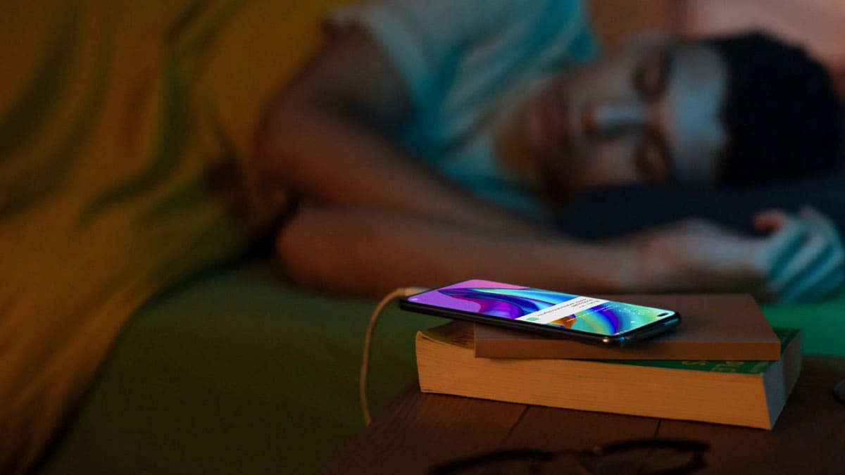 Smartphone collegato al caricabatterie durante la notte, la cattiva abitudine che secondo gli esperti di Cadex danneggia la batteria portandola ripetutamente al 100% per ore consecutive